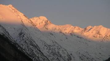 Una cordillera nevada bajo un cielo despejado.