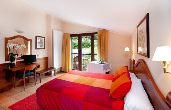 Combined shower/tub, free toiletries, hair dryer, slippers