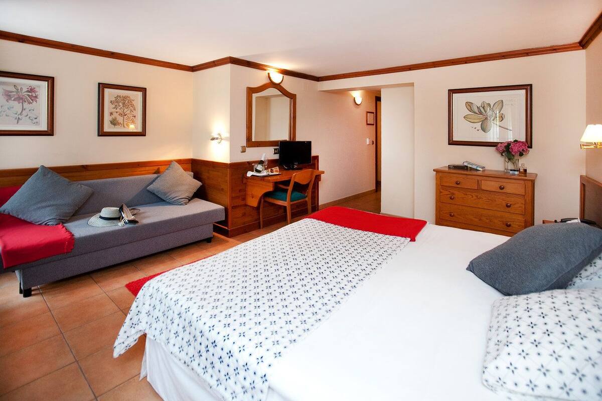 desk, soundproofing, cots/infant beds, bed sheets