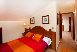 Quadruple Room, Balcony | Room service - dining - Hotel Montane (Arinsal)