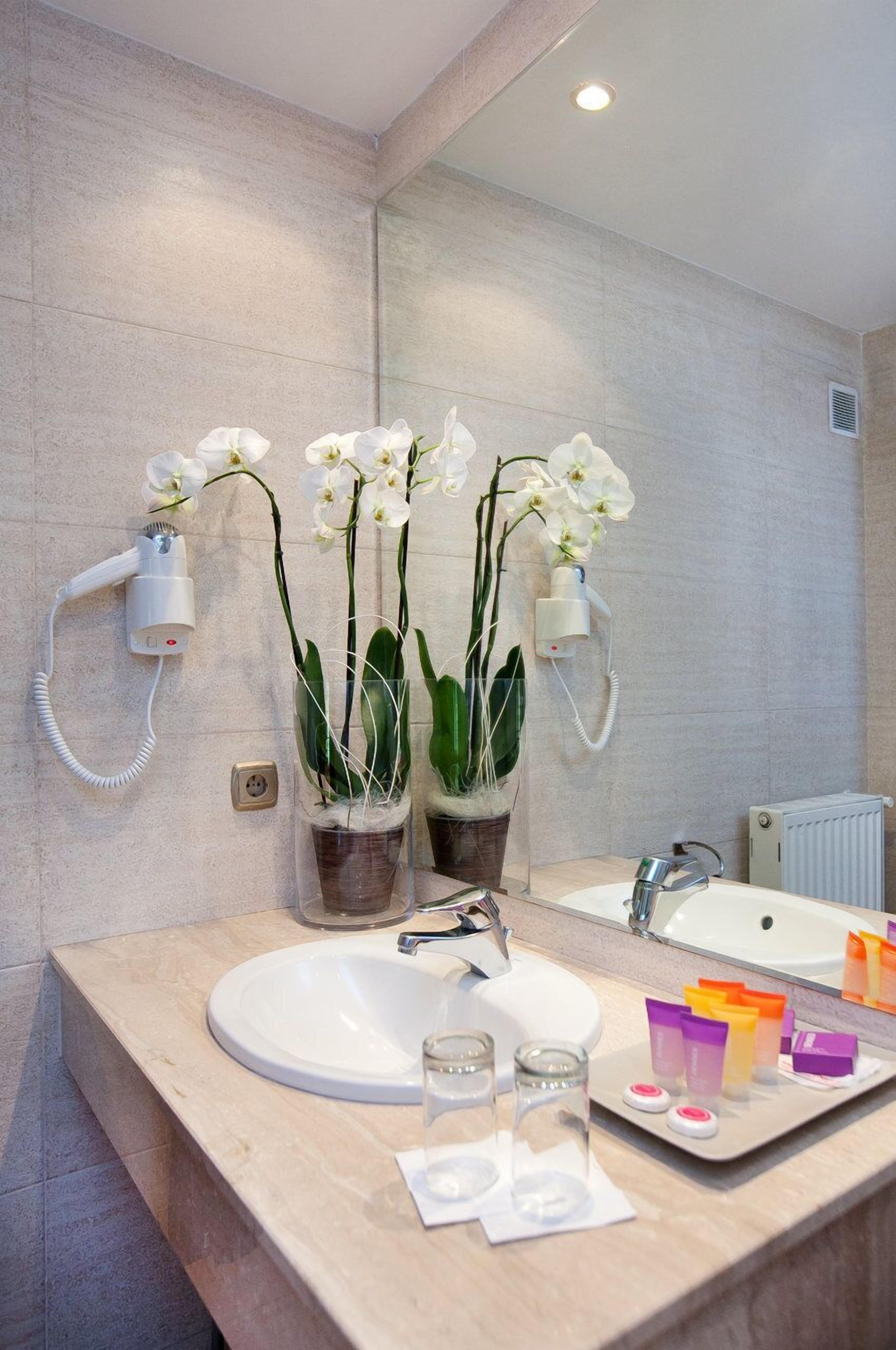 triple room, balcony | bathroom | combined shower/bathtub, free toiletries, hair dryer, slippers