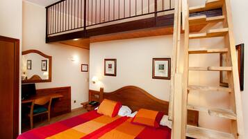 Bureau, chambres insonorisées, lits bébé (en supplément), draps fournis