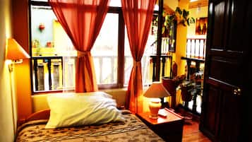 Habitación individual estándar | Decoración personalizada, cortinas blackout, wifi gratis y ropa de cama