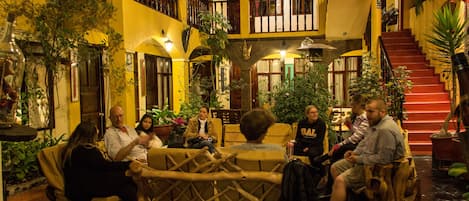 Amplio espacio interior con diversas opciones de asientos y una escalera.