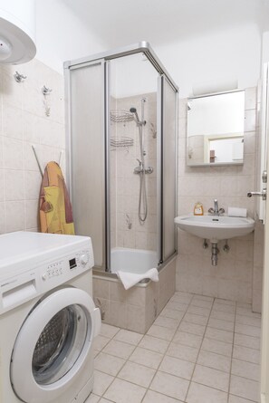 Bathroom - Kriehubergasse by Welcome2Vienna (Vienna)