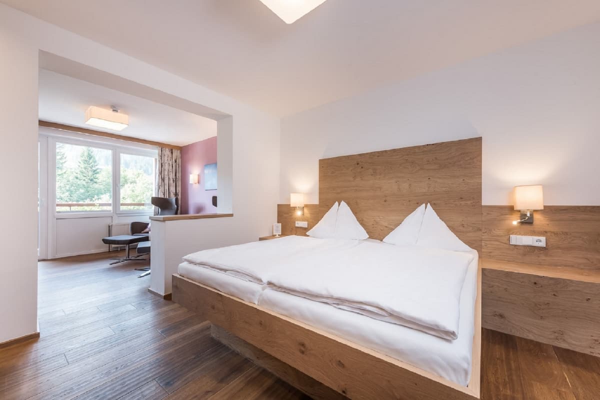 junior suite, 1 bedroom, balcony, mountain view | room amenity