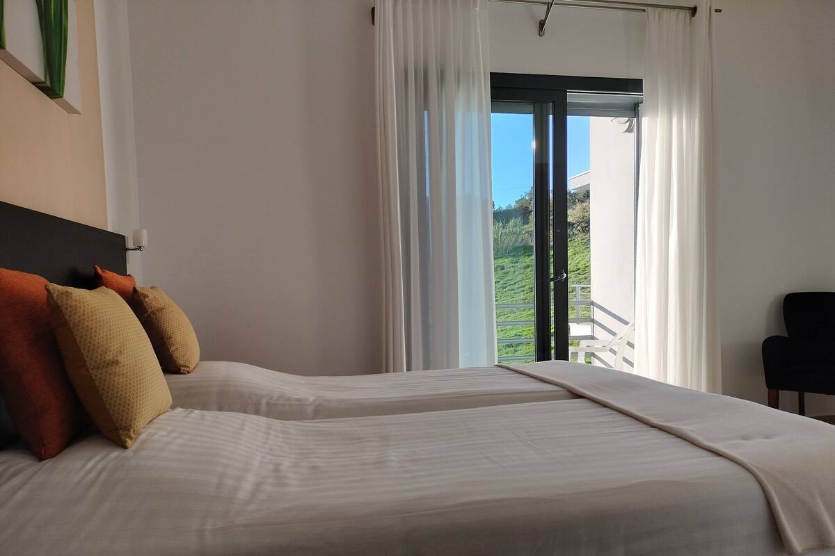 Egyptian cotton sheets, premium bedding, Select Comfort beds, minibar