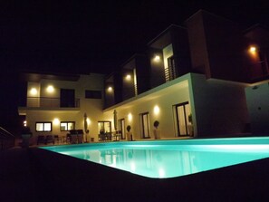 Outdoor pool, pool umbrellas, sun loungers