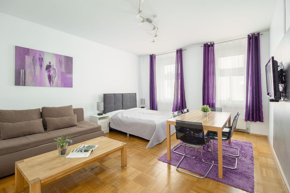 Deluxe Apartment | Living area | 32-inch flat-screen TV with cable channels, TV