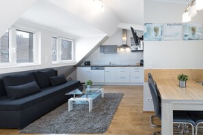 Apartamento luxo | Área de estar | TV de tela plana 32 polegadas com canais a cabo, TV