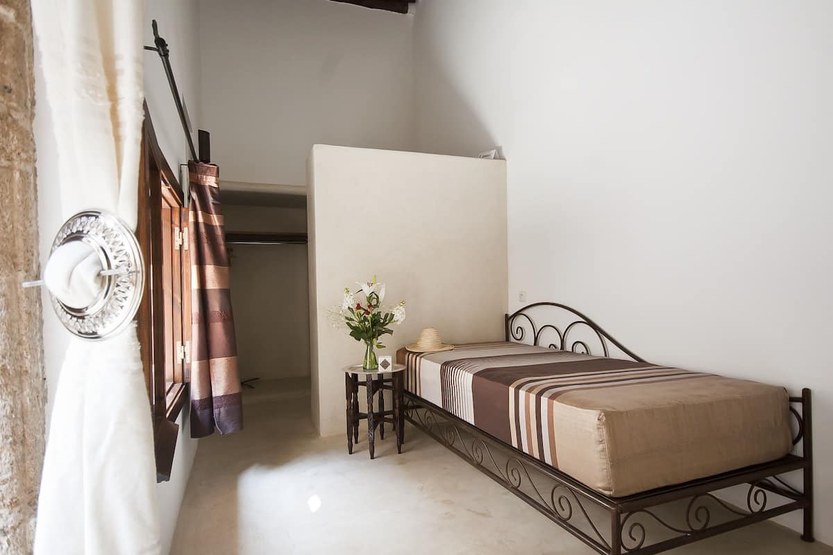 Ropa de cama de alta calidad, escritorio, wifi gratis y ropa de cama