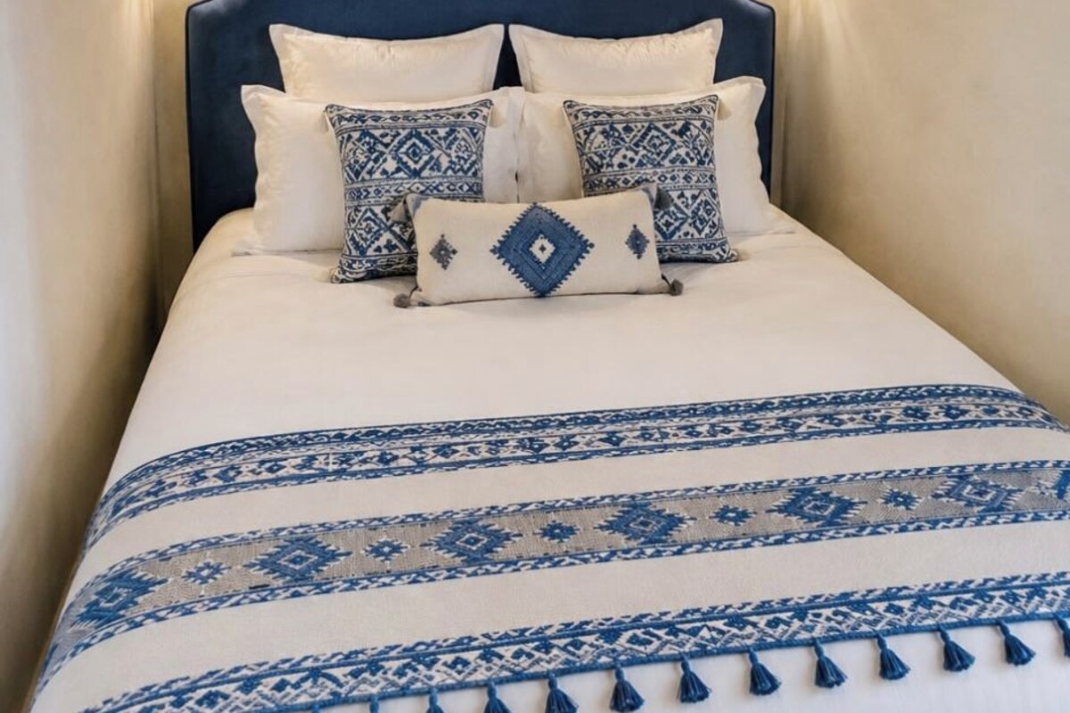 Comfort Suite | Premium bedding, desk, cribs (free), WiFi (free)