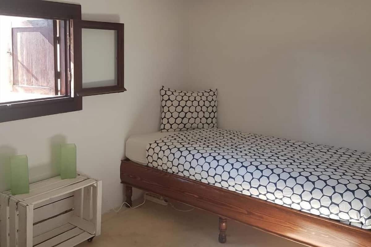 Ropa de cama de alta calidad, escritorio, wifi gratis y ropa de cama