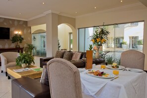 Petit déjeuner, déjeuner et dîner servis sur place, vue sur le jardin