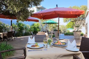 Petit déjeuner, déjeuner et dîner servis sur place, vue sur le jardin