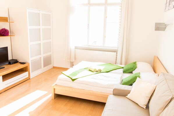 Standard Apartment | Iron/ironing board, free cribs/infant beds, free WiFi, bed sheets - Apartment Favoritenstrasse (Vienna)