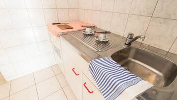 Standard Apartment | Private kitchenette | Fridge, microwave, stovetop, coffee/tea maker