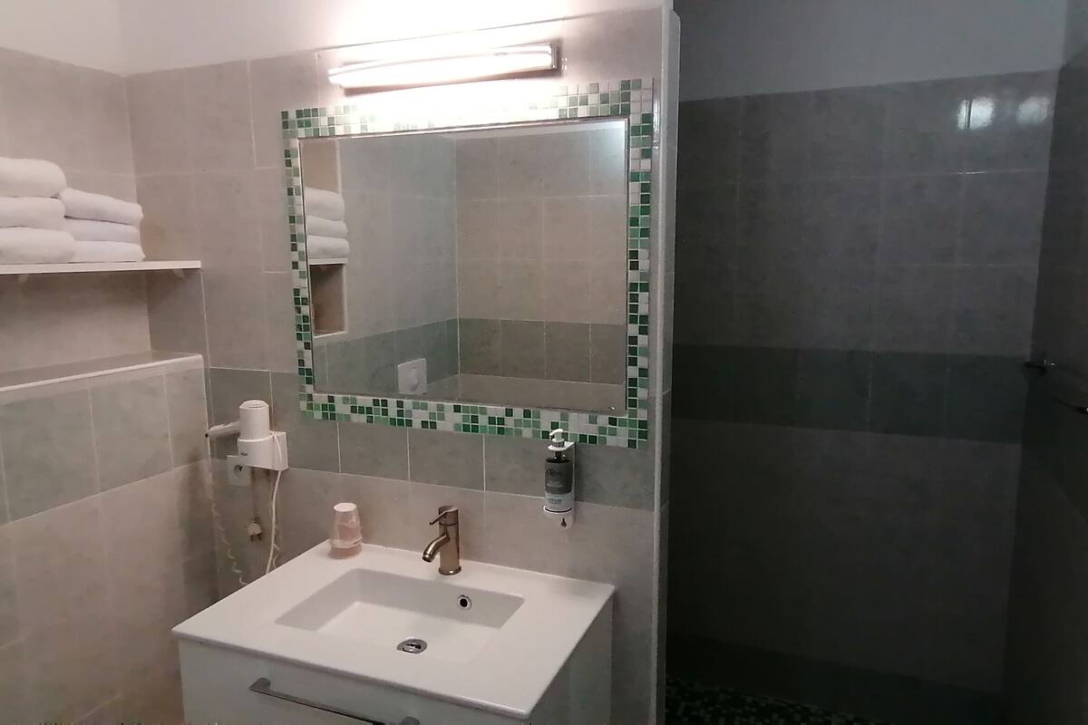 standard triple room, ensuite (triple) | bathroom | shower, free toiletries, hair dryer, towels
