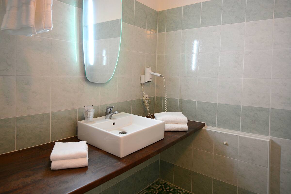 standard double room, ensuite (double) | bathroom | shower, free toiletries, hair dryer, towels
