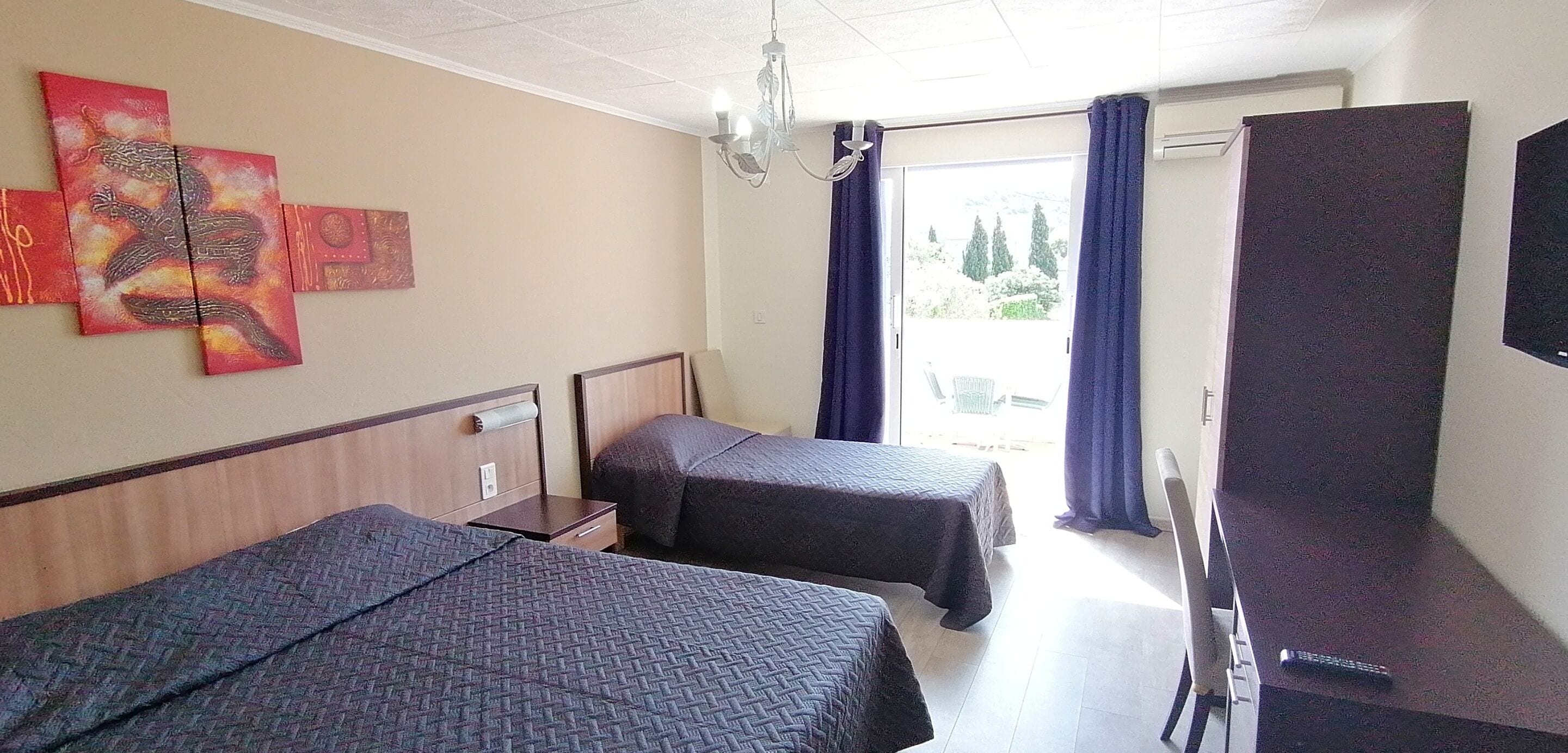 Standardværelse til 3 personer - eget badeværelse (Triple) | Minibar, skrivebord, gratis Wi-Fi, sengetøj