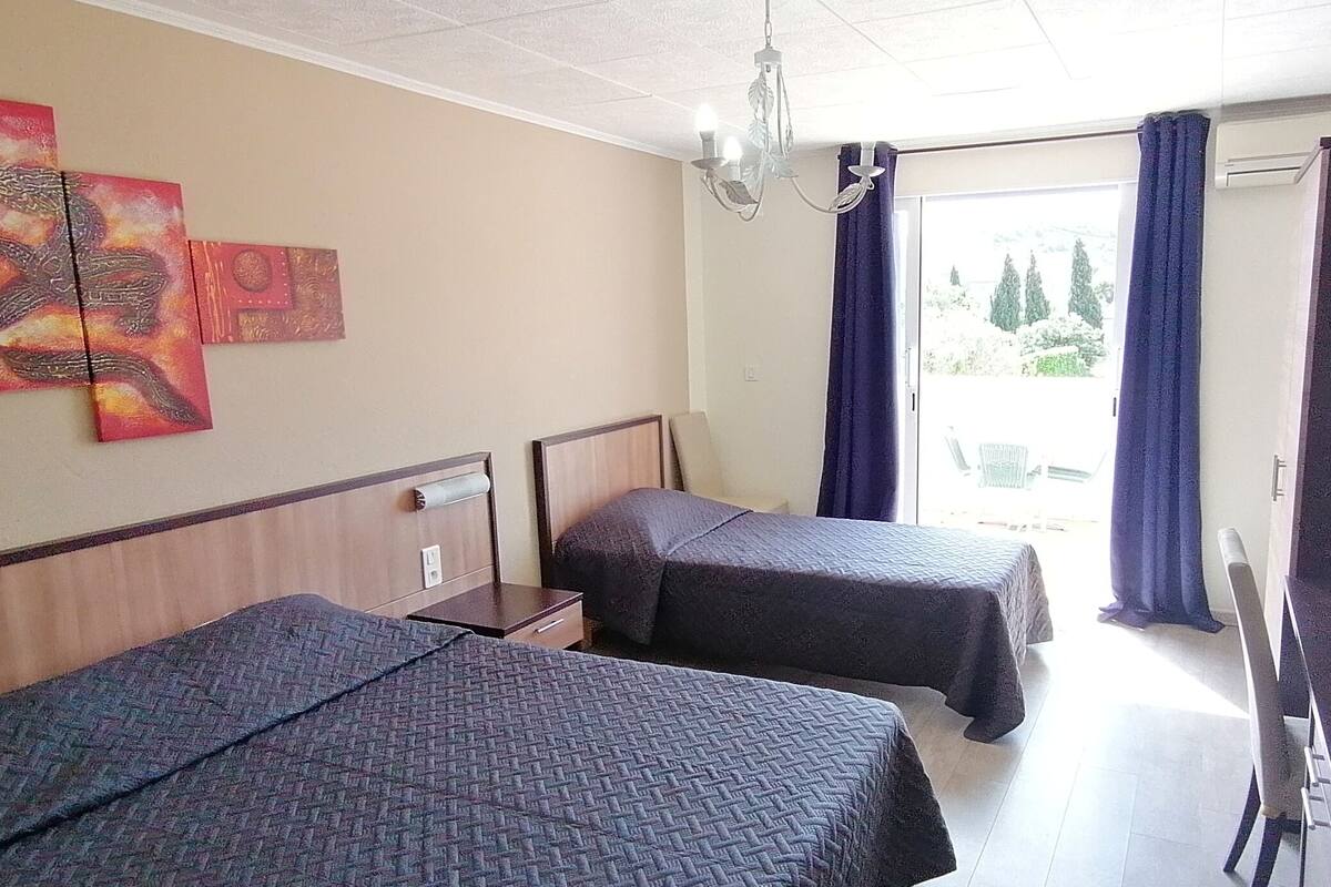 Standard Triple Room, Ensuite (Triple) | Minibar, desk, WiFi (free), bed sheets
