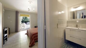 Standard Quadruple Room, Ensuite (Quadruple) | Minibar, desk, free WiFi, bed sheets