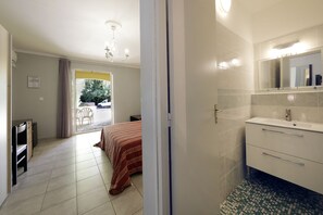 Standard Quadruple Room, Ensuite (Quadruple) | Minibar, desk, free WiFi, bed sheets