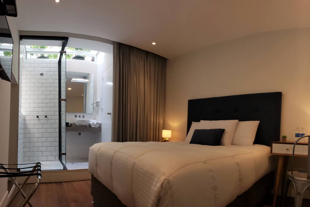 Standard Double Room, 1 Katil Ratu (Queen) | Gebar bulu kapas, peti besi dalam bilik, meja