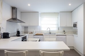 Full-size fridge, oven, stovetop, dishwasher - El Oasis (L'Eliana)