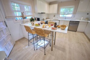 Großer Kühlschrank, Ofen, Herdplatte, Geschirrspüler