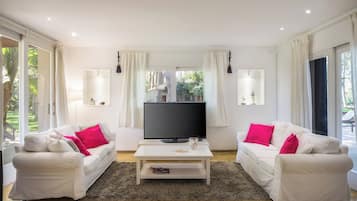 Presidential House, 4 Bedrooms, Garden View | Living area | Plasma TV, table tennis