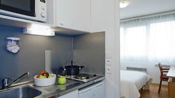 Studio | Dapur kecil peribadi | Peti sejuk, ketuhar gelombang mikro, dapur