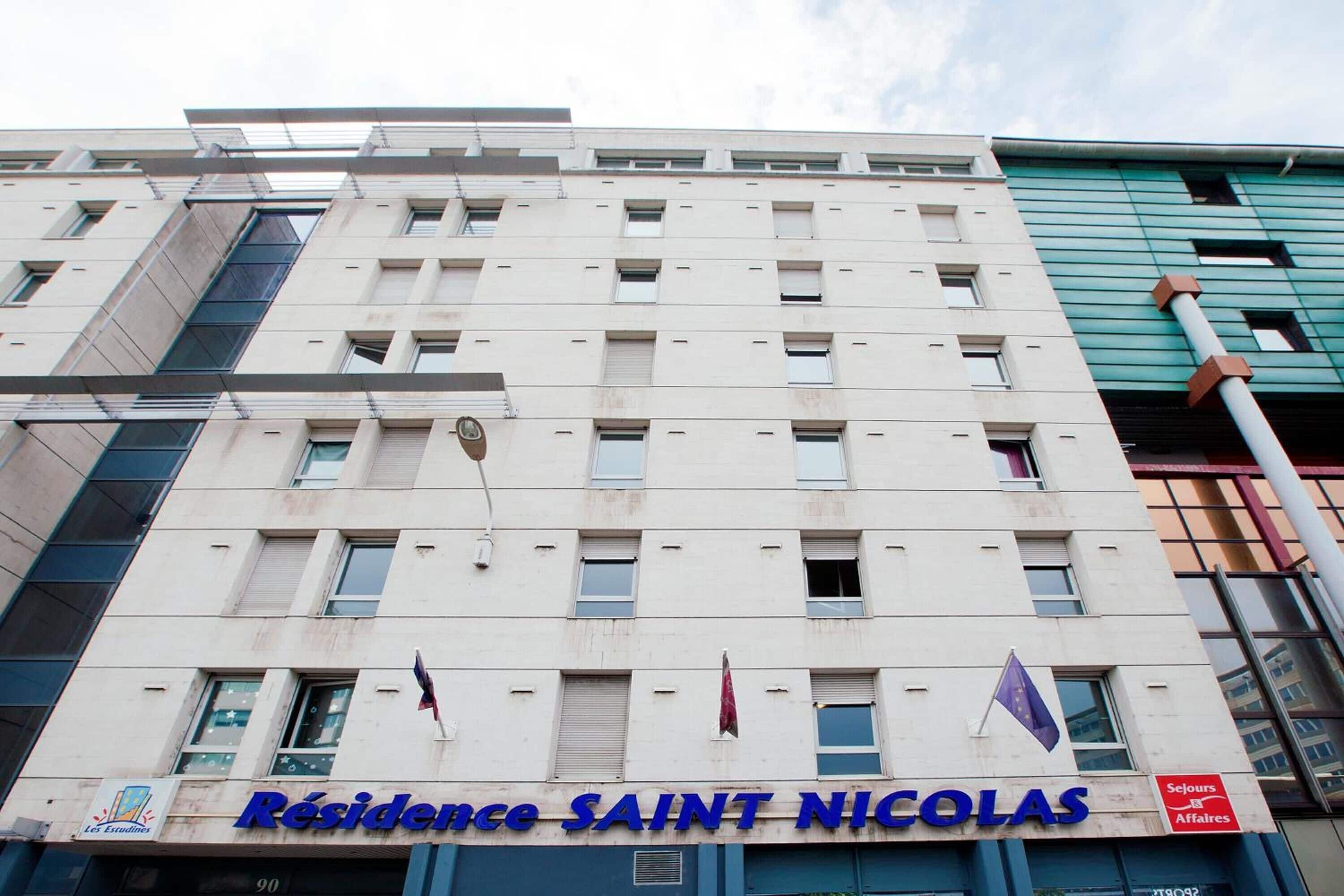 A multi-story building with the sign "Résidence SAINT NICOLAS" indicating it is a residential property.