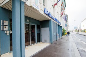 A building with a sign reading "Résidence Saint-Nicolas" and a plaque indicating "Résidence Saint-Nicolas." - Séjours & Affaires Lyon Saint-Nicolas (Lyon)