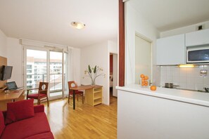 Kühlschrank, Mikrowelle, Herdplatte, Kochgeschirr/Geschirr/Besteck