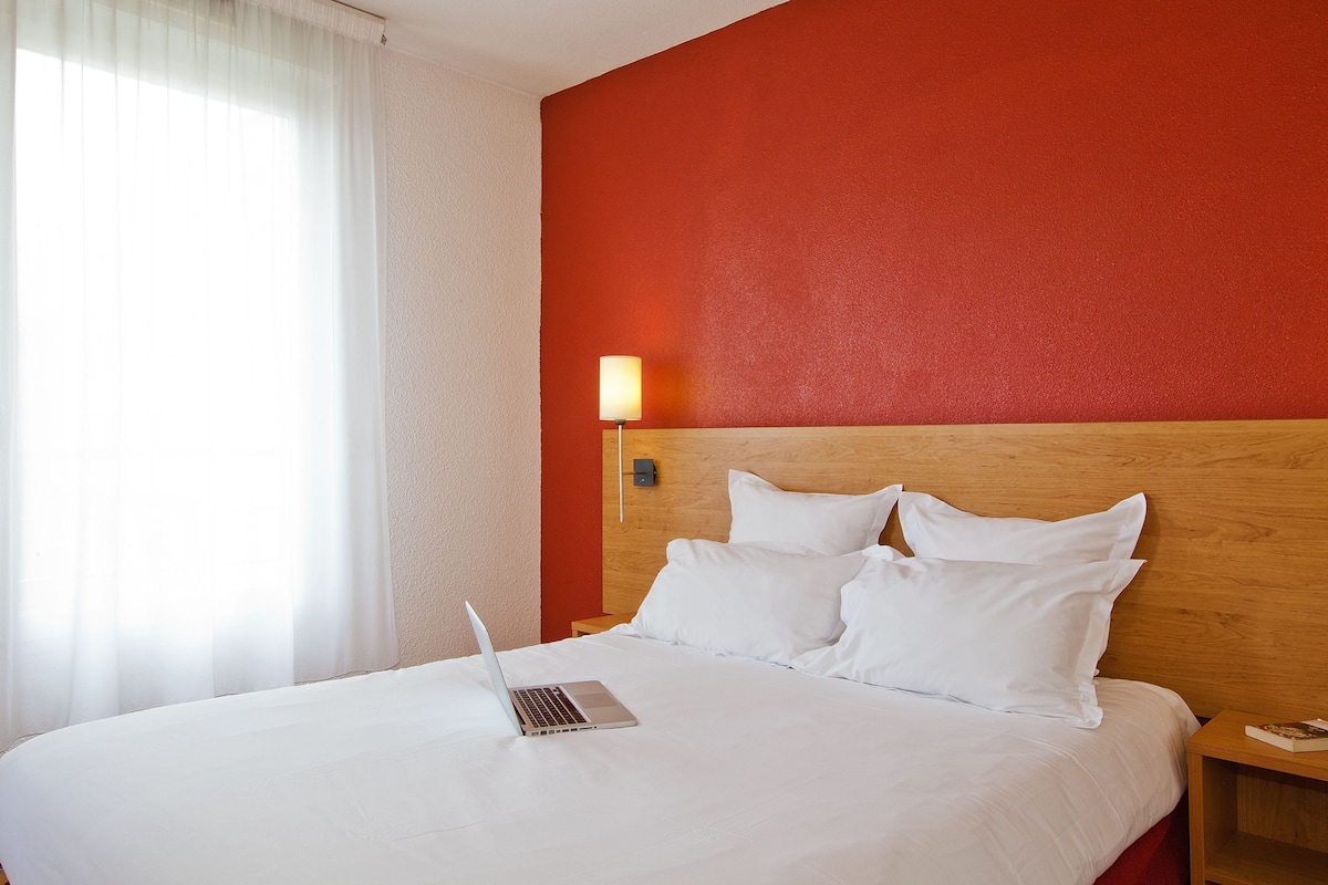 Desk, laptop workspace, free WiFi, bed sheets
