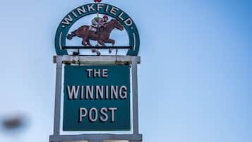 Un letrero con un jinete a caballo y el texto 'WINKFIELD THE WINNING POST'.