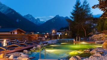 Een binnenzwembad, parasols voor strand/zwembad