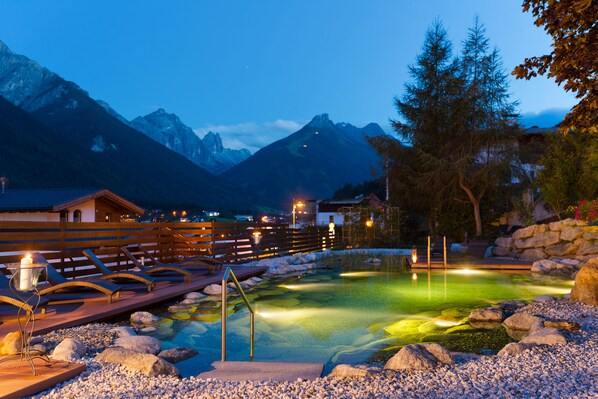 Indoor pool, pool umbrellas, pool loungers - Sporthotel Cristall (Fulpmes)