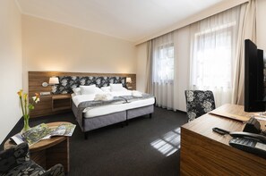 Minibar, in-room safe, desk, laptop workspace - Bodrogi Kúria Wellness Hotel (Inarcs)