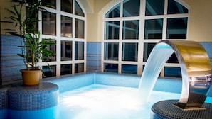 Kolam renang indoor dan kolam renang outdoor musiman