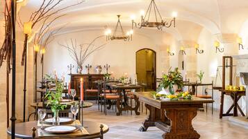 Aperto a cena e brunch, cucina locale