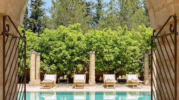 Außenpool (je nach Saison geöffnet), Sonnenschirme, Liegestühle