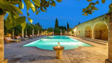 Piscine extérieure (ouverte en saison), parasols de plage