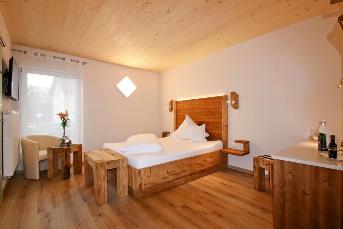 Premium bedding, minibar, in-room safe, desk