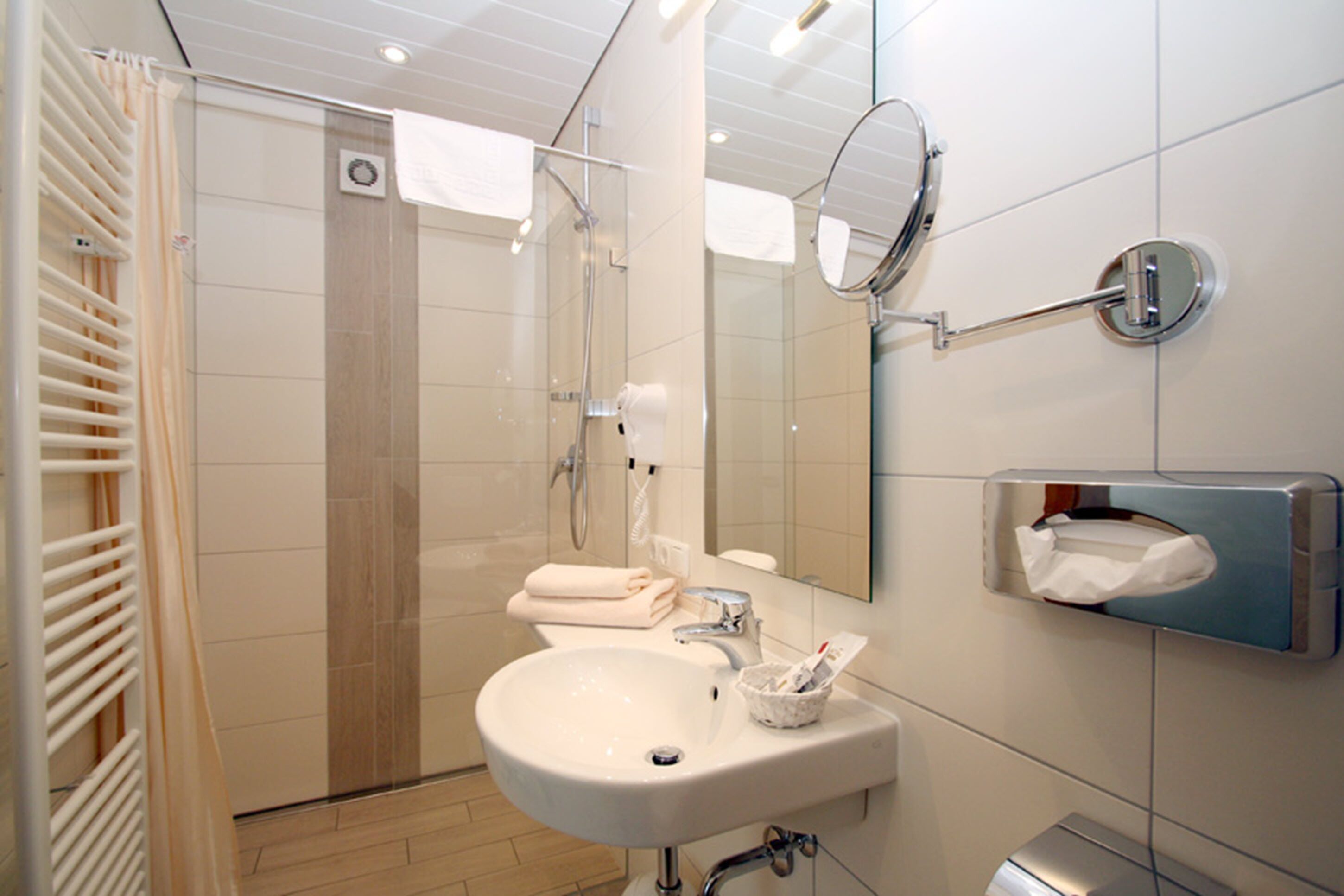 standard double room, 1 double bed | bathroom | shower, free toiletries, hair dryer, towels