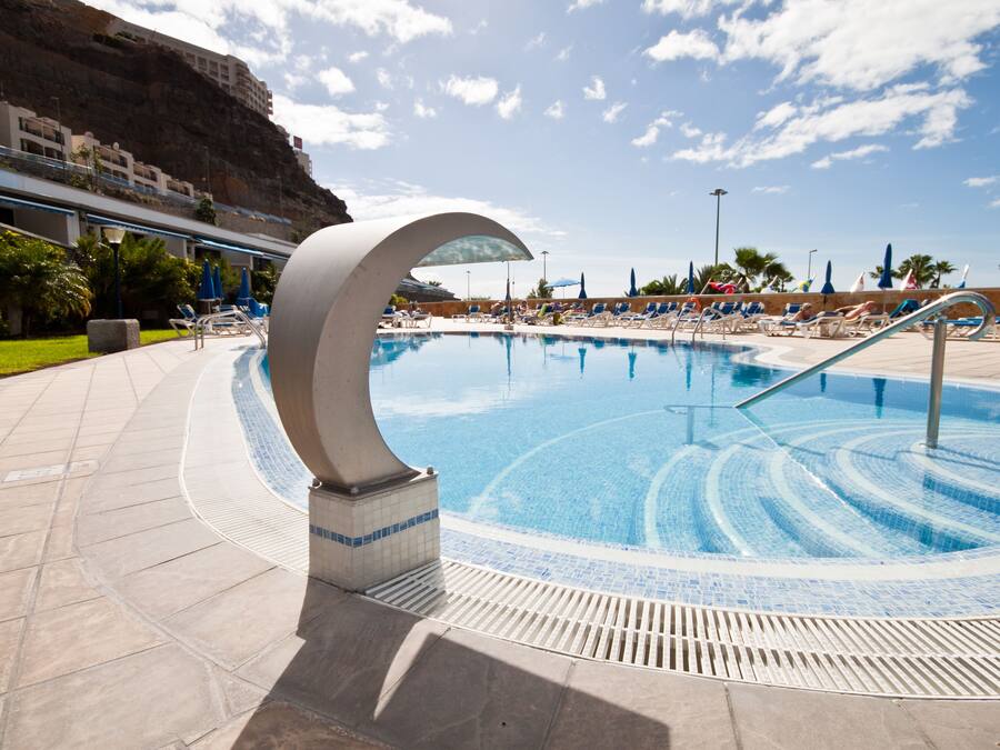 Piscine extérieure, chaises longues