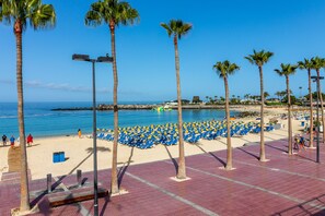 Ubicación cercana a la playa y toallas de playa