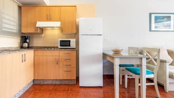 Full-sized fridge, microwave, coffee/tea maker, electric kettle