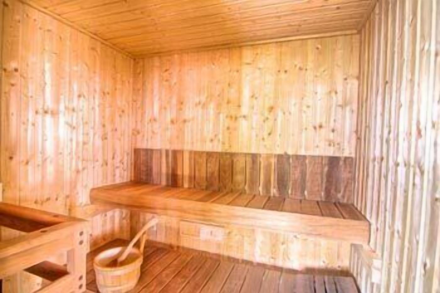 Uma sauna com paredes e bancos de madeira.